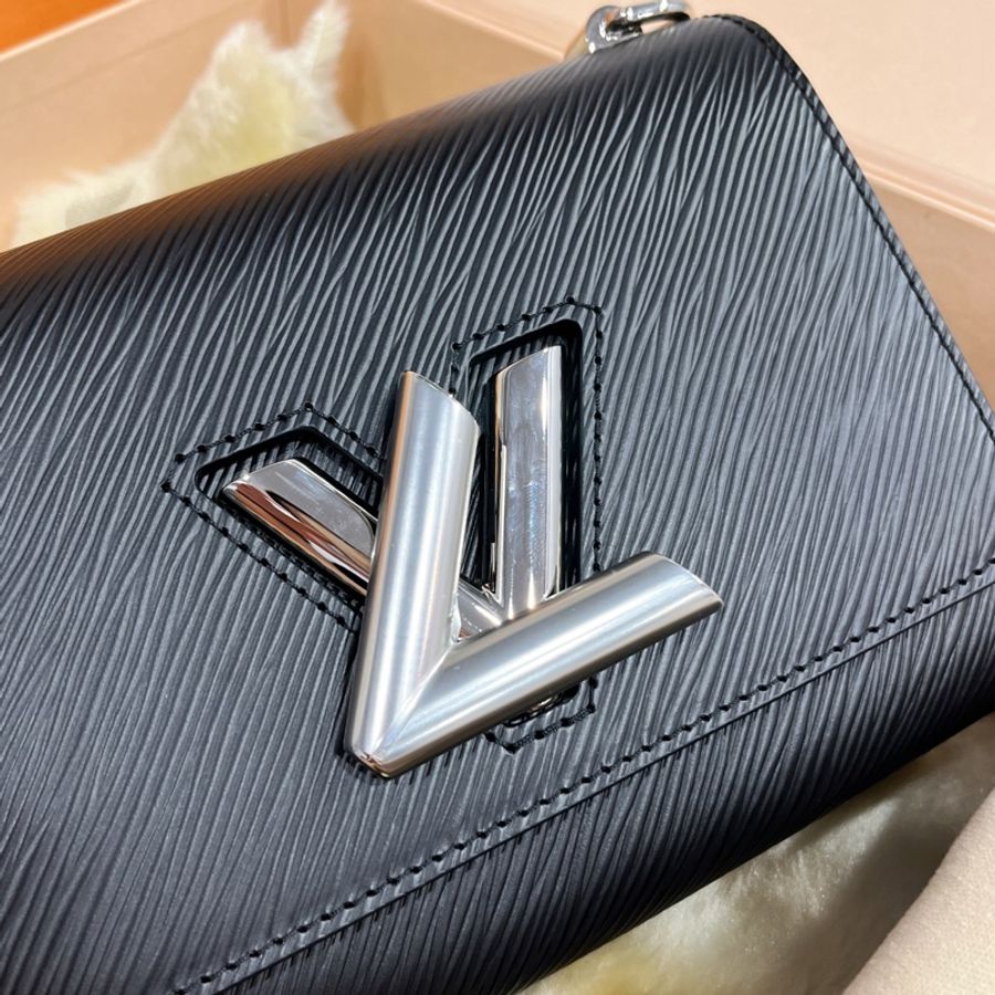 LOUIS VUITTON LV 黑色EPI銀扣TWIST PM 肩背包/斜背包-6