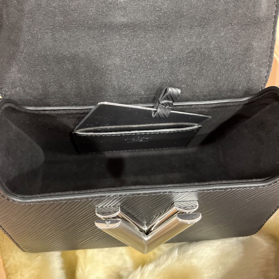 LOUIS VUITTON LV 黑色EPI銀扣TWIST PM 肩背包/斜背包-8