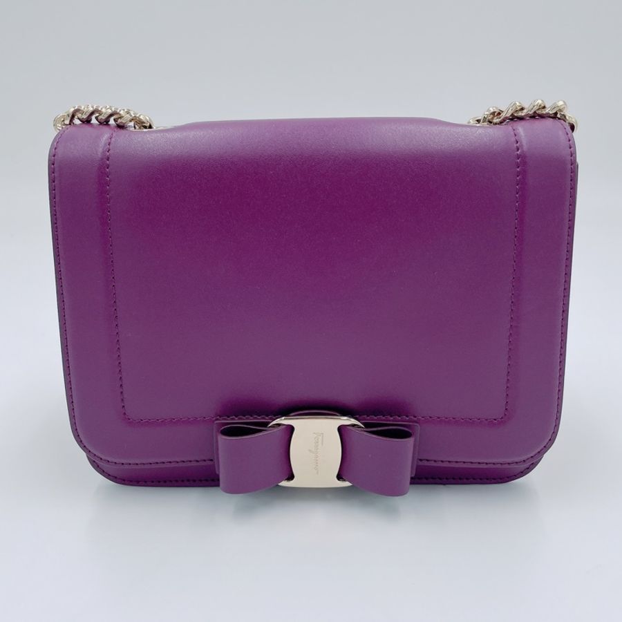 ⭐️客訂商品⭐️Salvatore Ferragamo Vara 蝴蝶結鍊條斜背包(近全新)-2