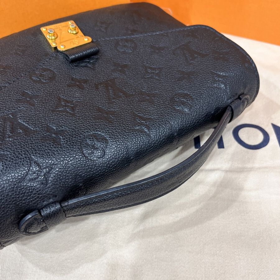 Louis Vuitton LV黑色全皮字紋壓紋郵差包/斜背包/手提包-8