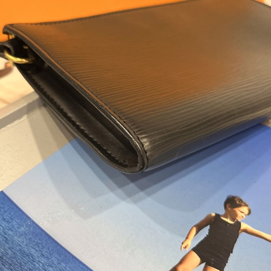 Louis Vuitton LV 黑色EPI水波紋腋下包/麻將包/斜背包-2