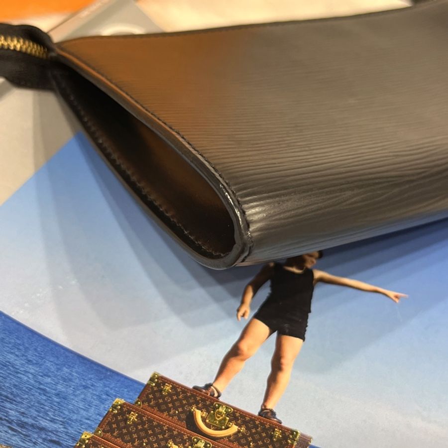 Louis Vuitton LV 黑色EPI水波紋腋下包/麻將包/斜背包-4