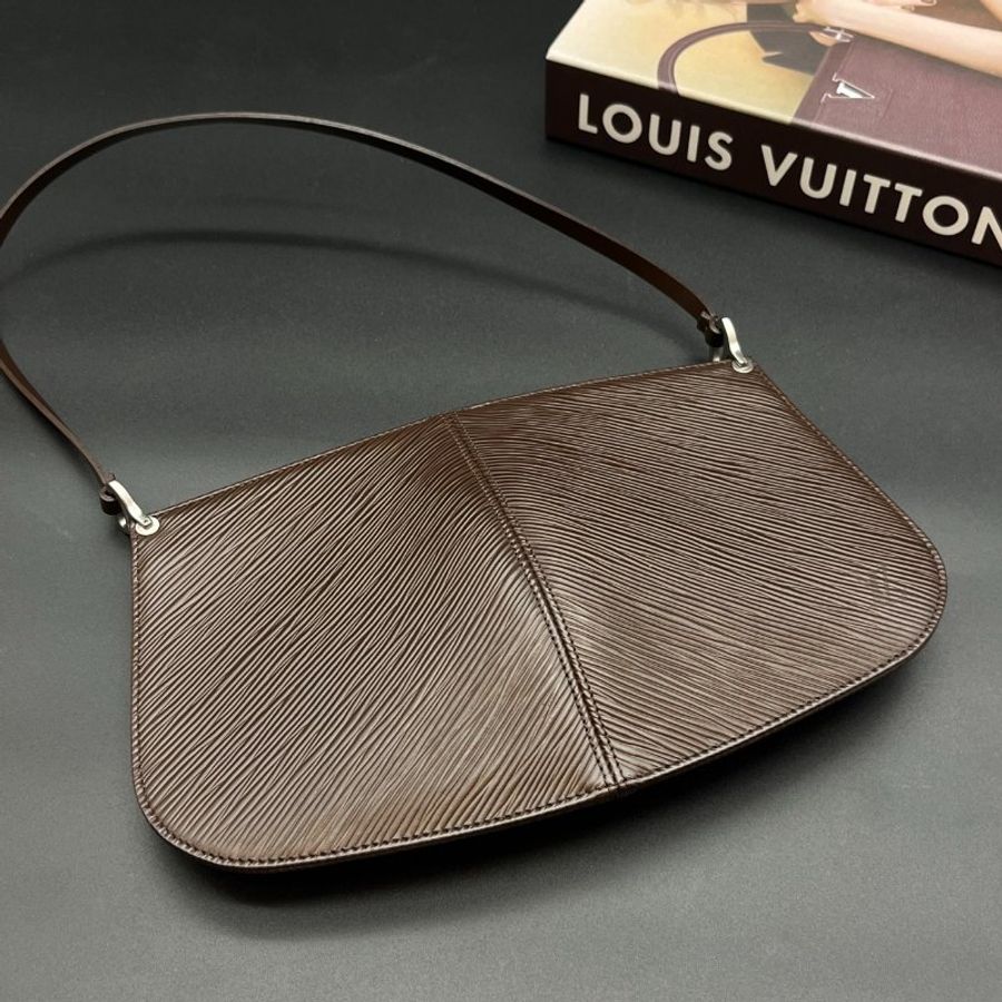 Louis Vuitton LV 摩卡色 EPI 水波紋 銀扣 貝殼扁包 手提包/腋下包-0