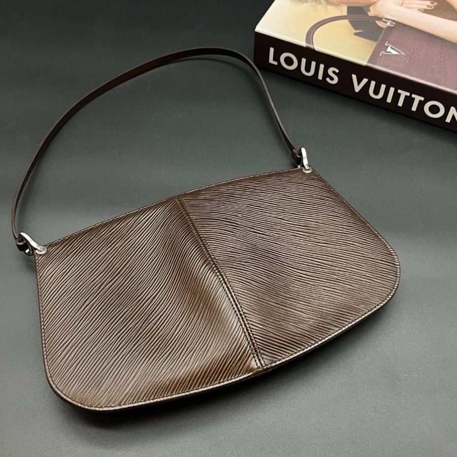 Louis Vuitton LV 摩卡色 EPI 水波紋 銀扣 貝殼扁包 手提包/腋下包-1