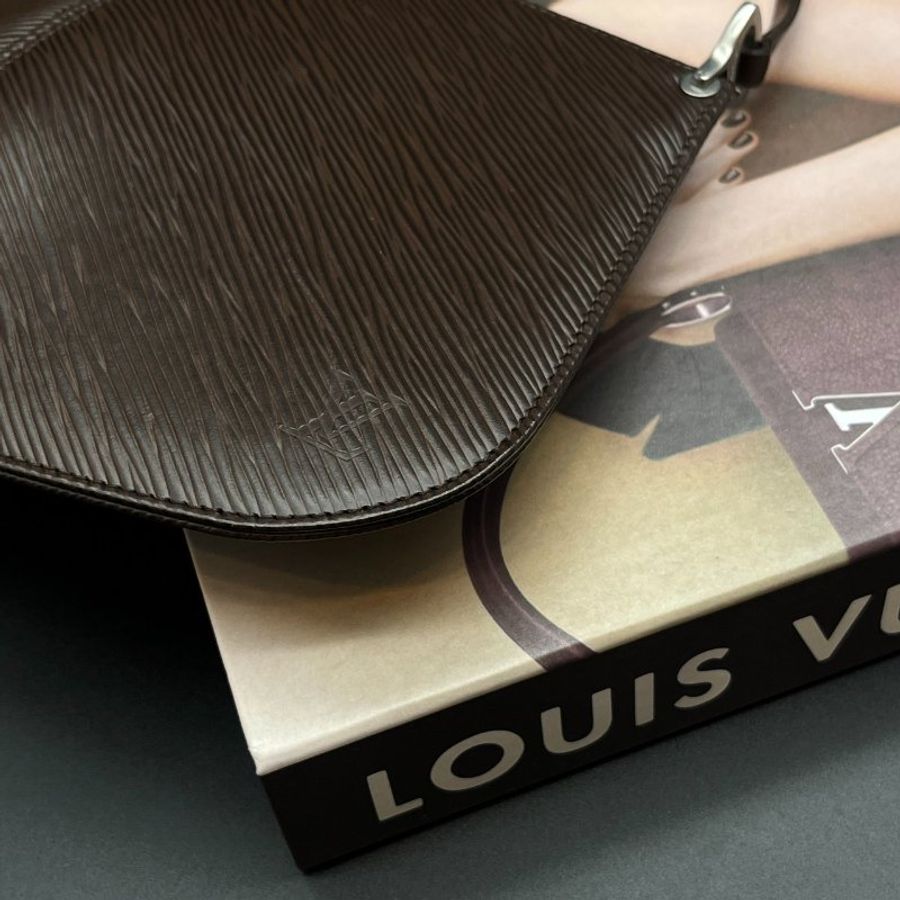 Louis Vuitton LV 摩卡色 EPI 水波紋 銀扣 貝殼扁包 手提包/腋下包-2