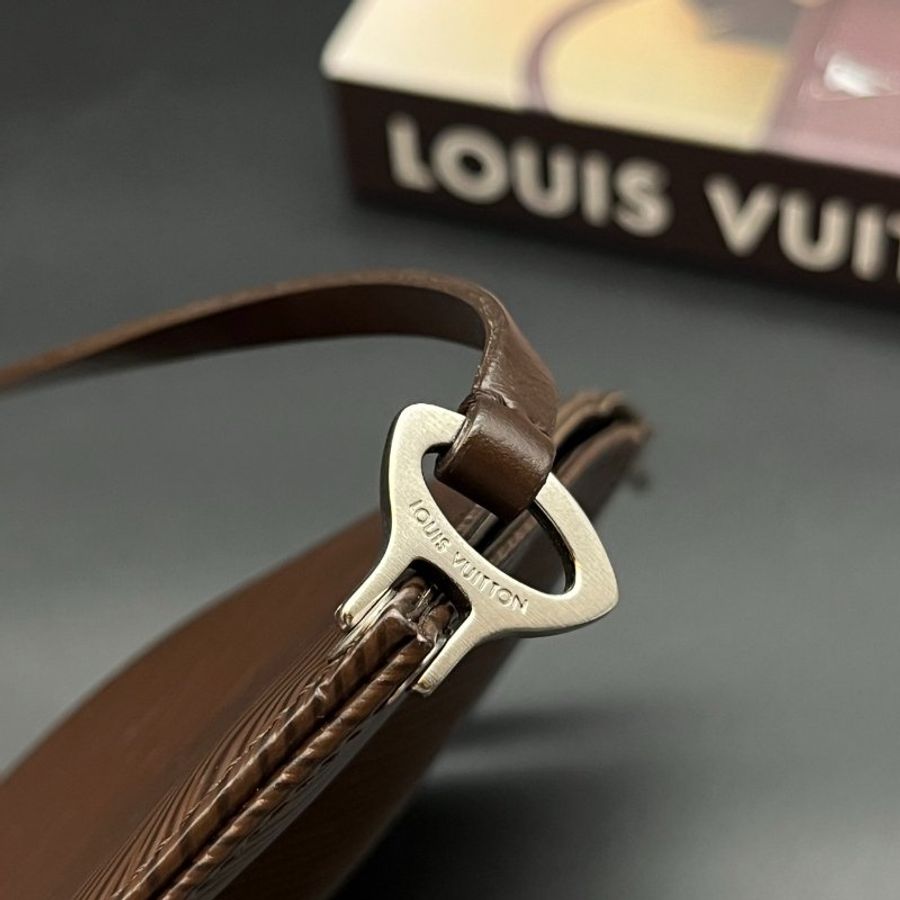 Louis Vuitton LV 摩卡色 EPI 水波紋 銀扣 貝殼扁包 手提包/腋下包-4
