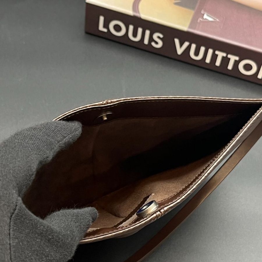 Louis Vuitton LV 摩卡色 EPI 水波紋 銀扣 貝殼扁包 手提包/腋下包-7