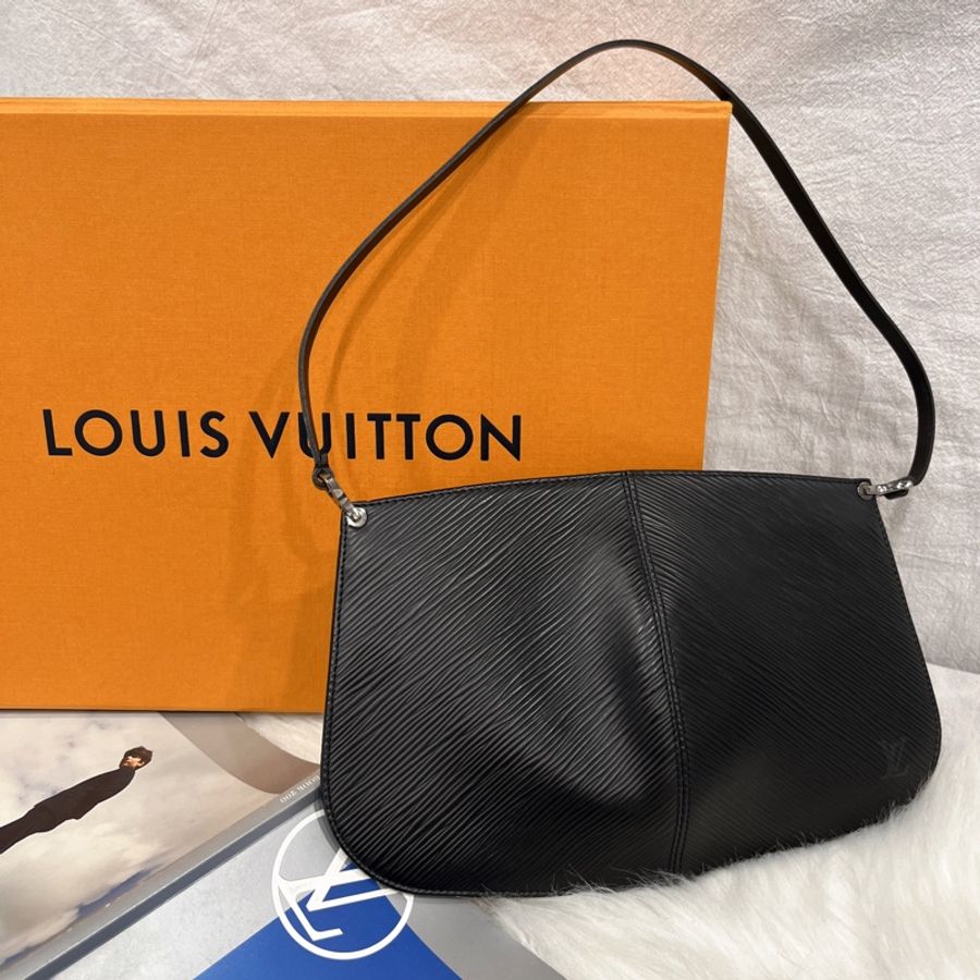 Louis Vuitton LV 黑色 EPI 水波紋 銀扣 貝殼扁包 手提包/腋下包-0