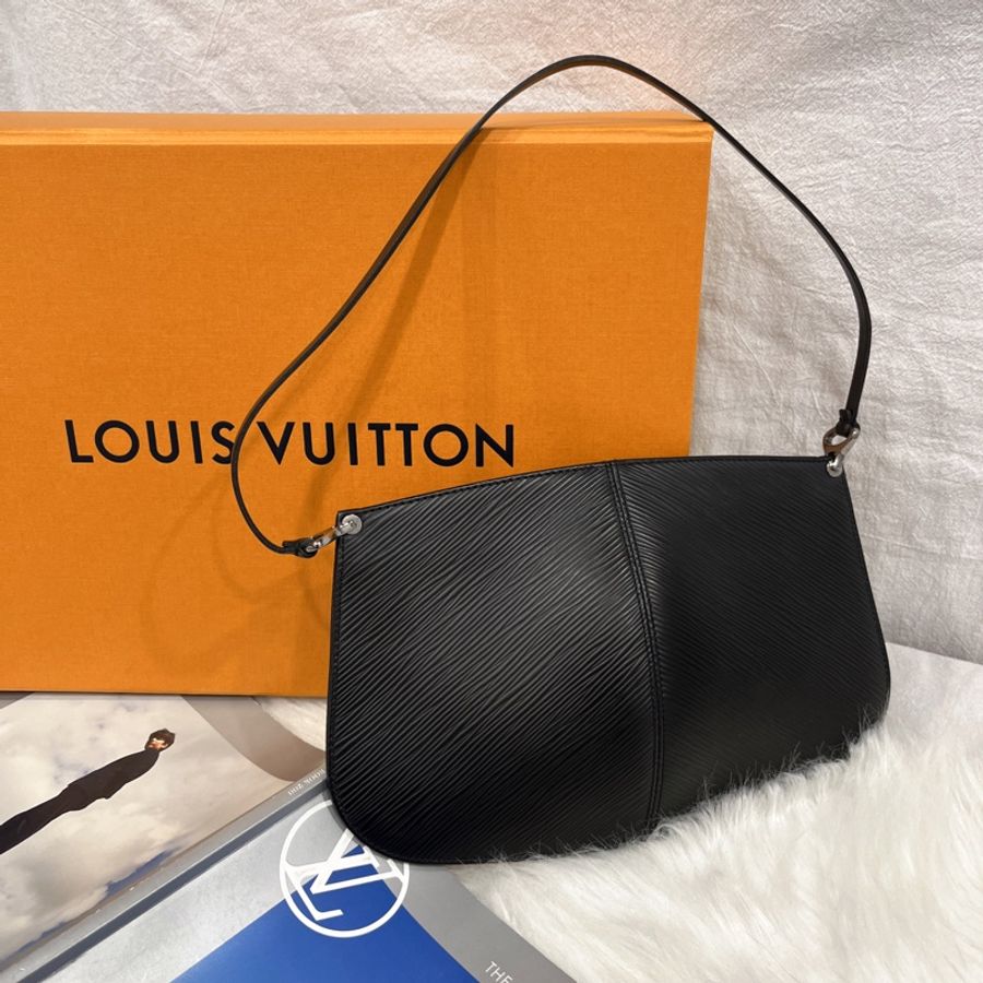 Louis Vuitton LV 黑色 EPI 水波紋 銀扣 貝殼扁包 手提包/腋下包-1