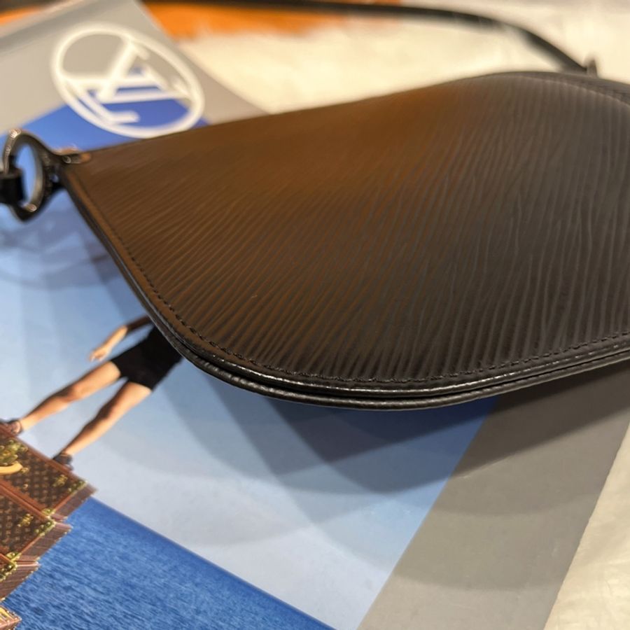 Louis Vuitton LV 黑色 EPI 水波紋 銀扣 貝殼扁包 手提包/腋下包-2