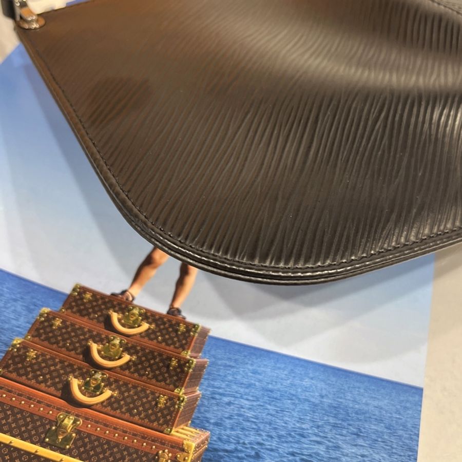 Louis Vuitton LV 黑色 EPI 水波紋 銀扣 貝殼扁包 手提包/腋下包-4