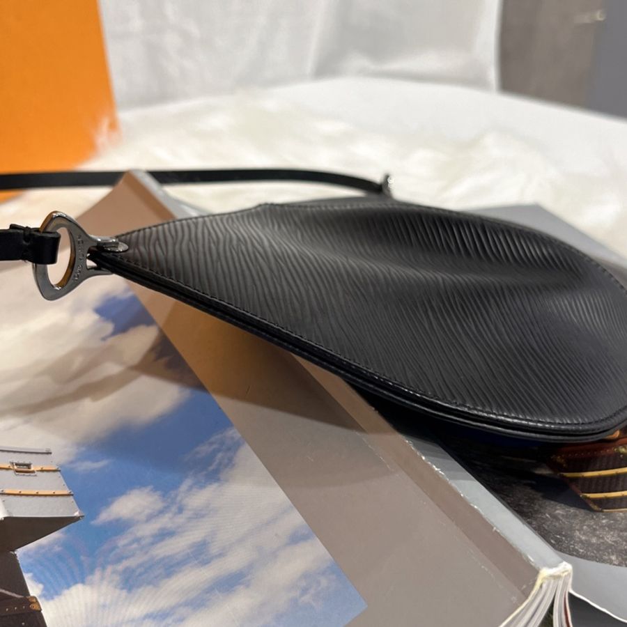 Louis Vuitton LV 黑色 EPI 水波紋 銀扣 貝殼扁包 手提包/腋下包-7