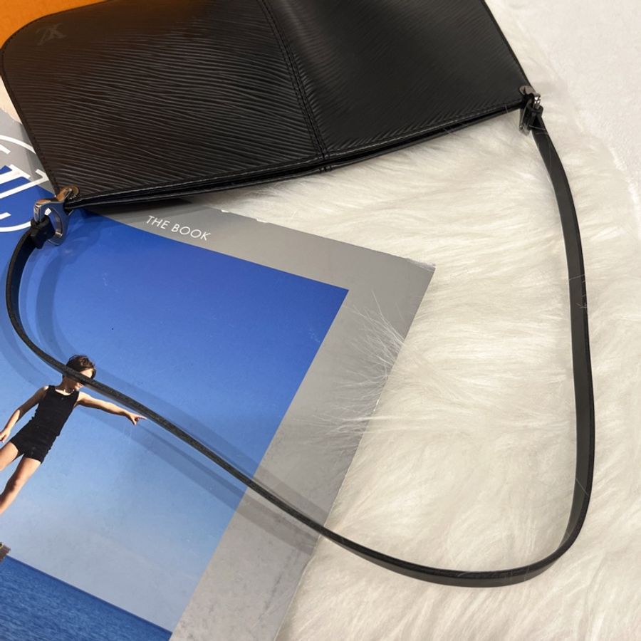 Louis Vuitton LV 黑色 EPI 水波紋 銀扣 貝殼扁包 手提包/腋下包-8