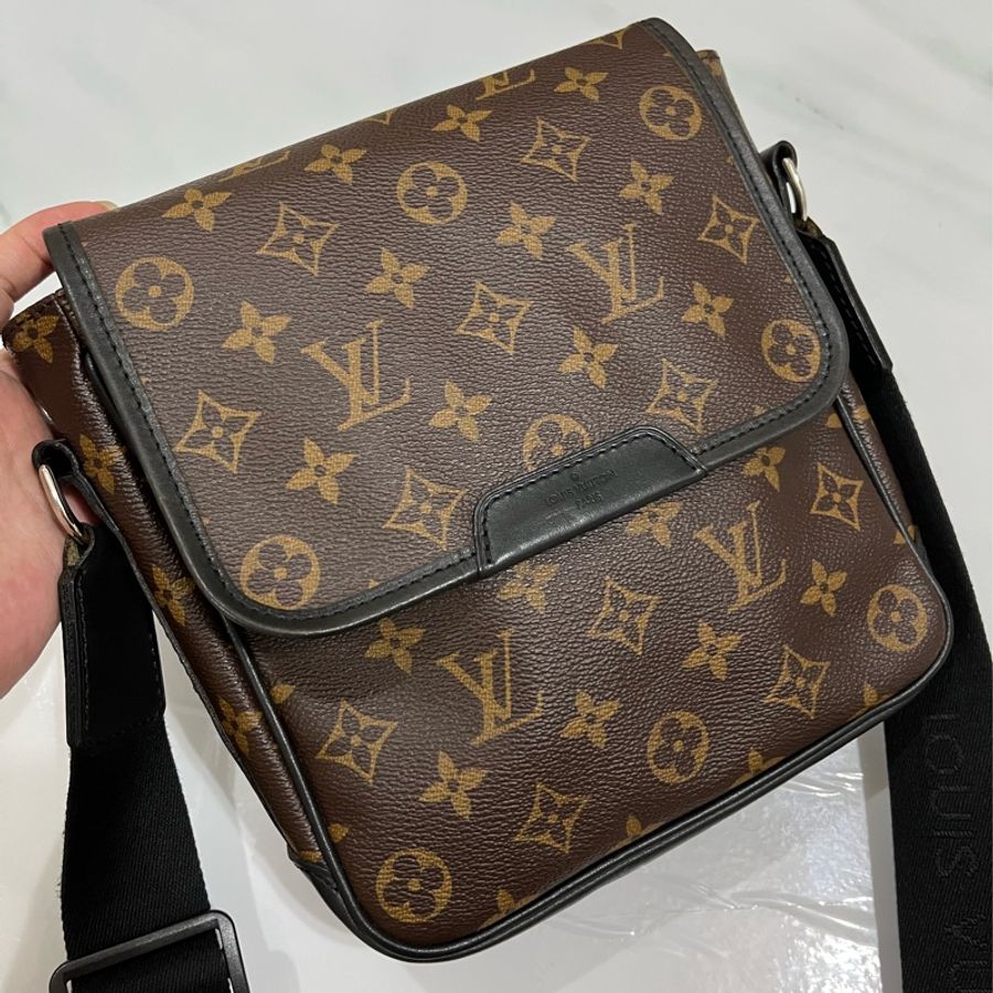 LV 老花掀蓋斜背包-1