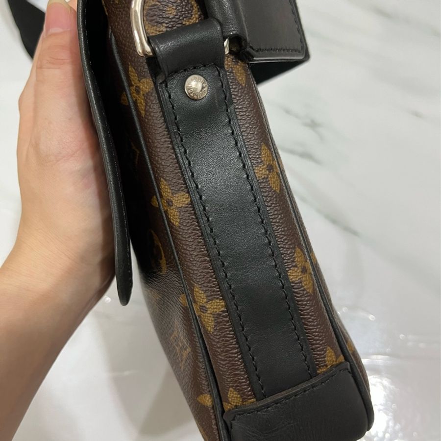 LV 老花掀蓋斜背包-5