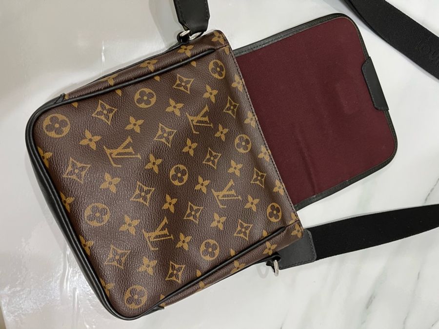 LV 老花掀蓋斜背包-9