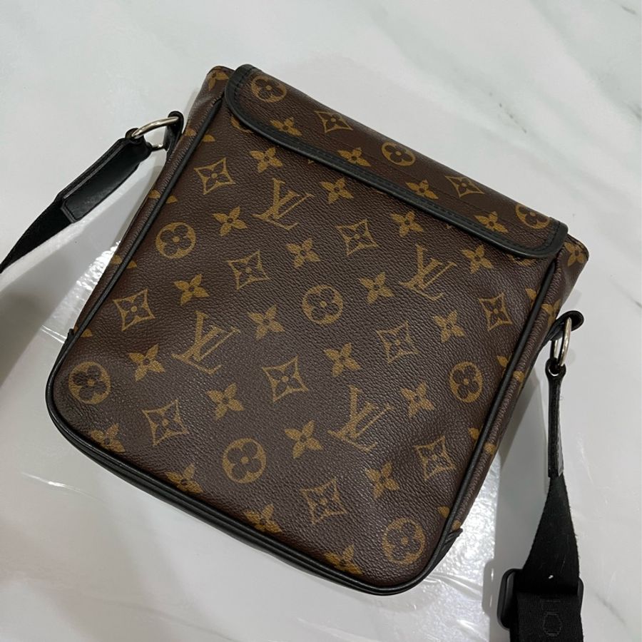 LV 老花掀蓋斜背包-15