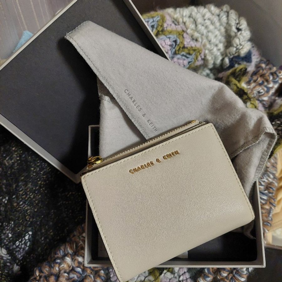 小CK CHARLES & KEITH 輕薄米白短夾 皮夾 二手 平價 精品 小資女最愛 正品-0