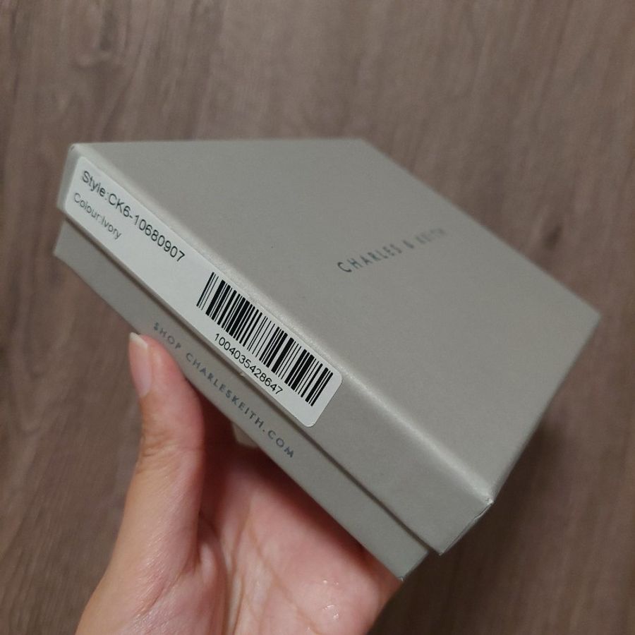 小CK CHARLES & KEITH 輕薄米白短夾 皮夾 二手 平價 精品 小資女最愛 正品-11