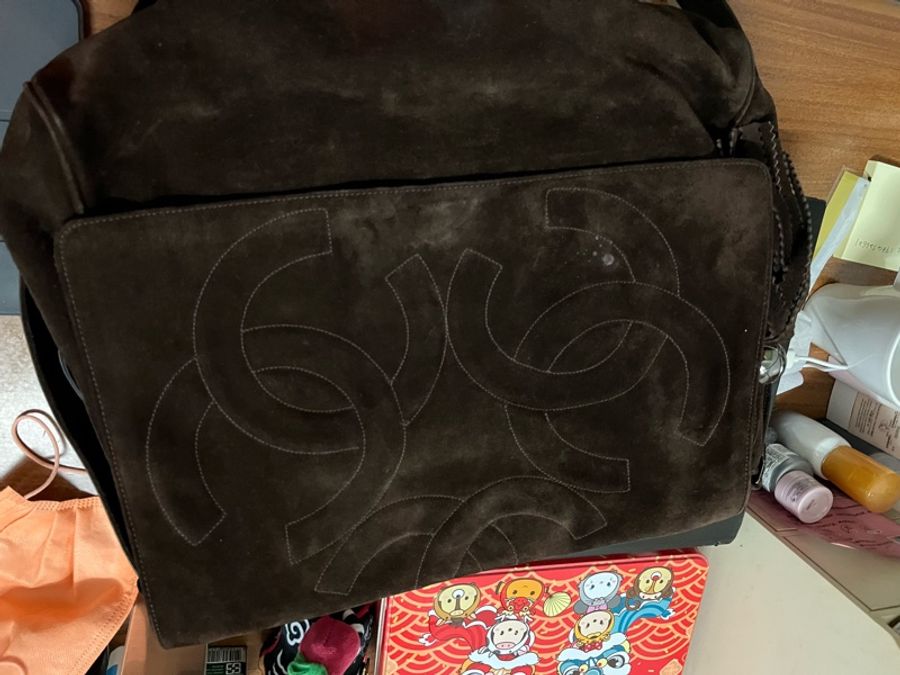 chanel 棕色麂皮雙C LOGO肩背斜背包-1