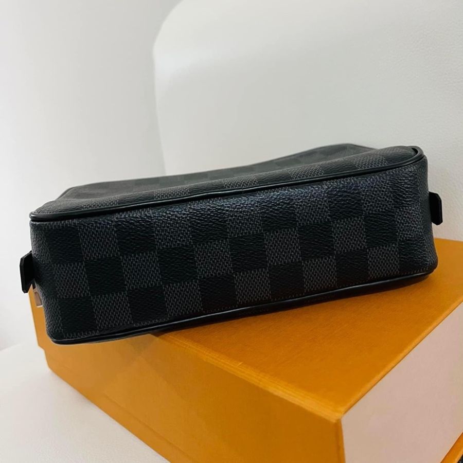 LV 黑色棋盤格手拿包-6
