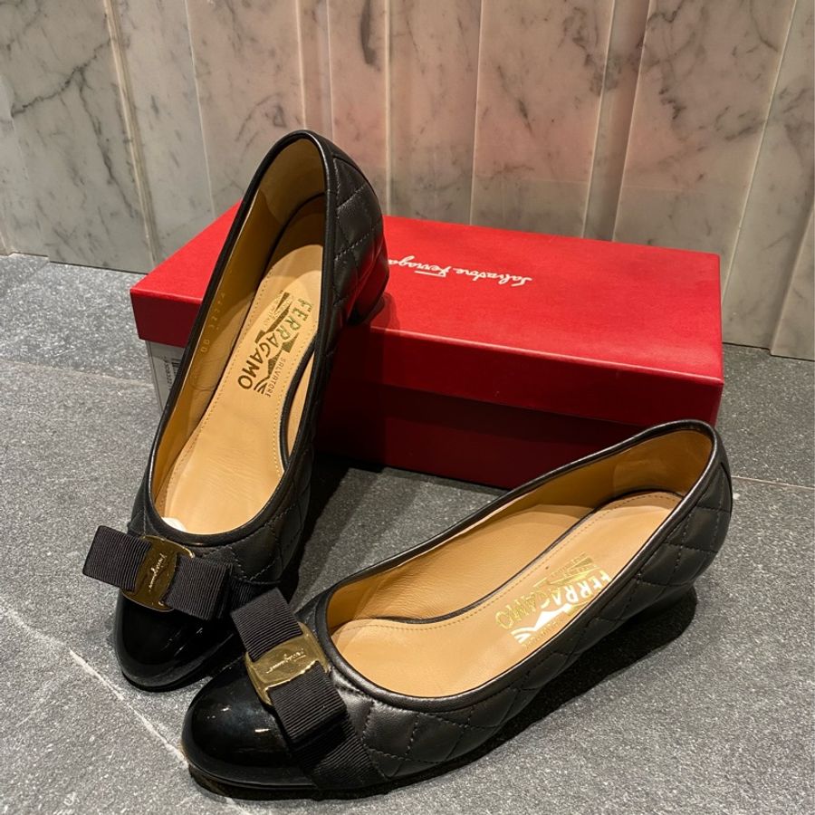Ferragamo 黑色經典蝴蝶節格紋皮低跟鞋 Vara bow pump shoe-0