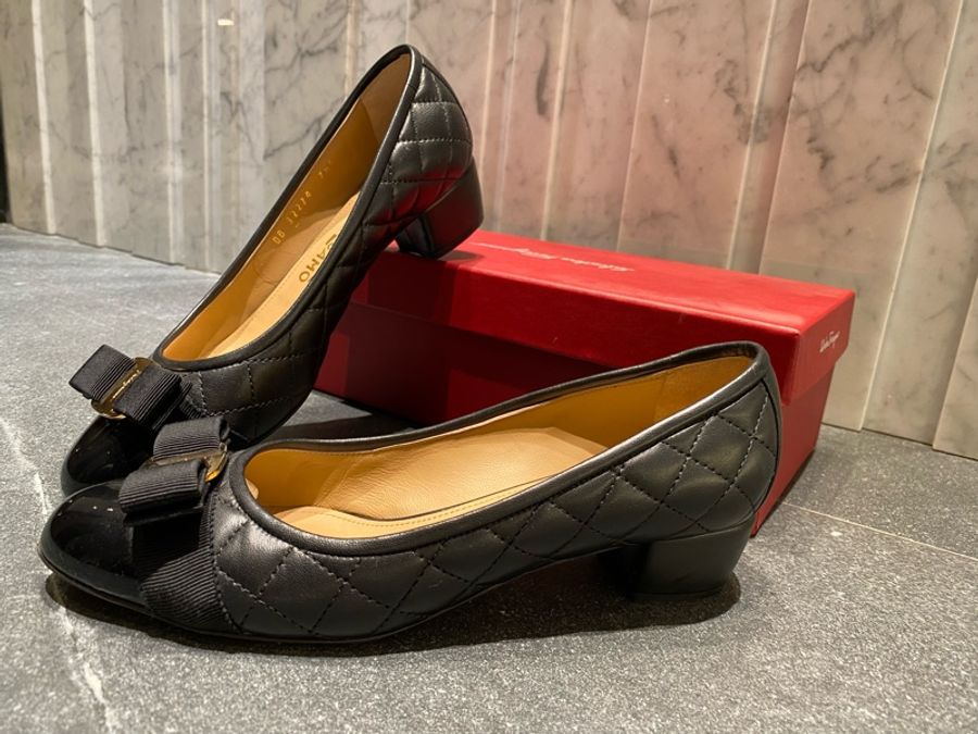 Ferragamo 黑色經典蝴蝶節格紋皮低跟鞋 Vara bow pump shoe-2