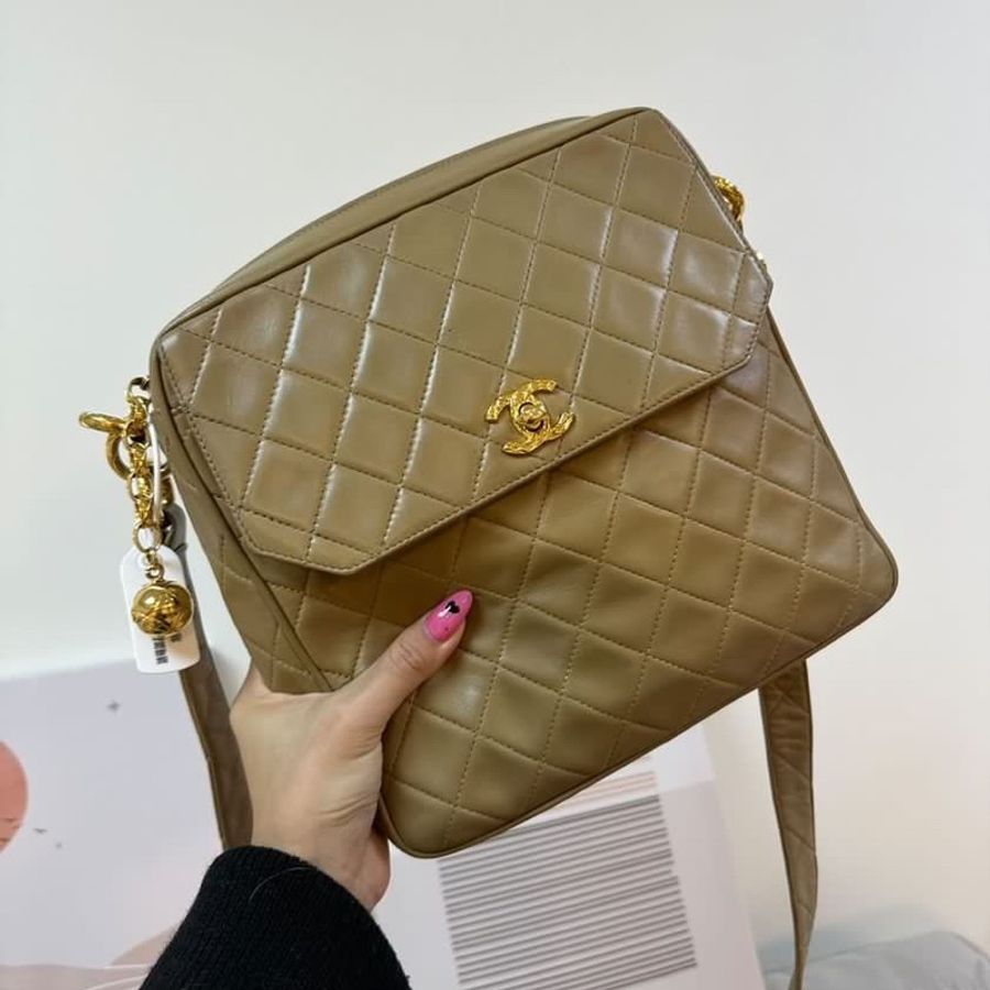 Chanel 奶茶色 雕花扣金球相機包 小資入門款香奈兒!-0