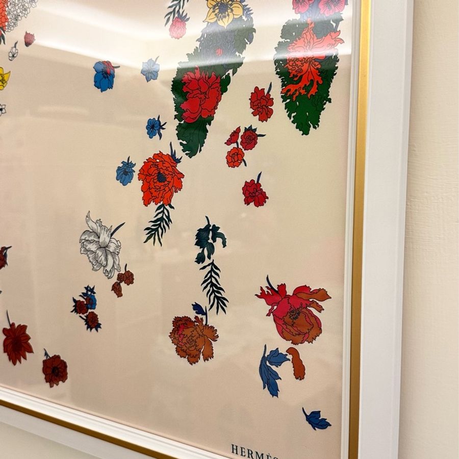 台灣現貨 愛馬仕 Hermès 輕揚花衣 馬頭 絲巾 方巾 含裱框 $27000 需台中南屯自取-3