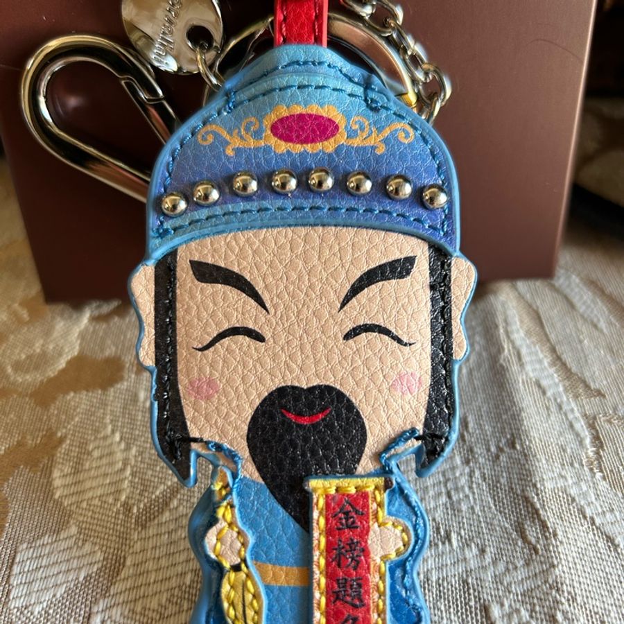 全新正品💐專櫃寶莎禮妮💐Q版文昌帝君手工真皮鑰匙圈-1