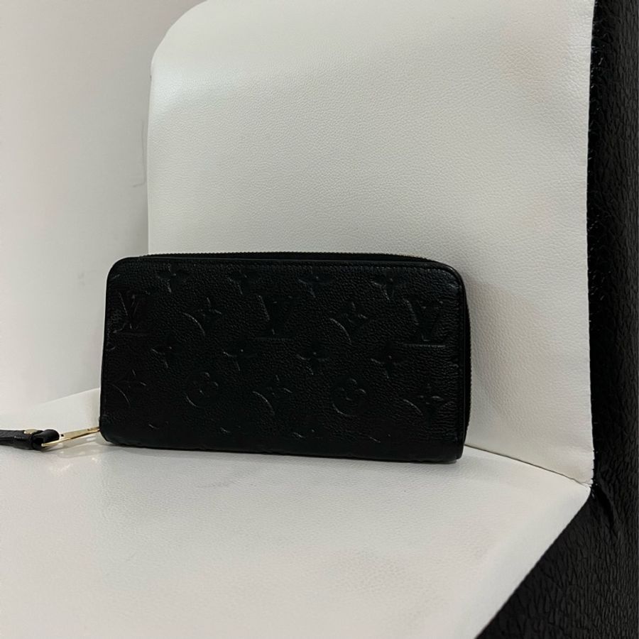 LV 黑色全皮壓紋拉鍊長夾-1