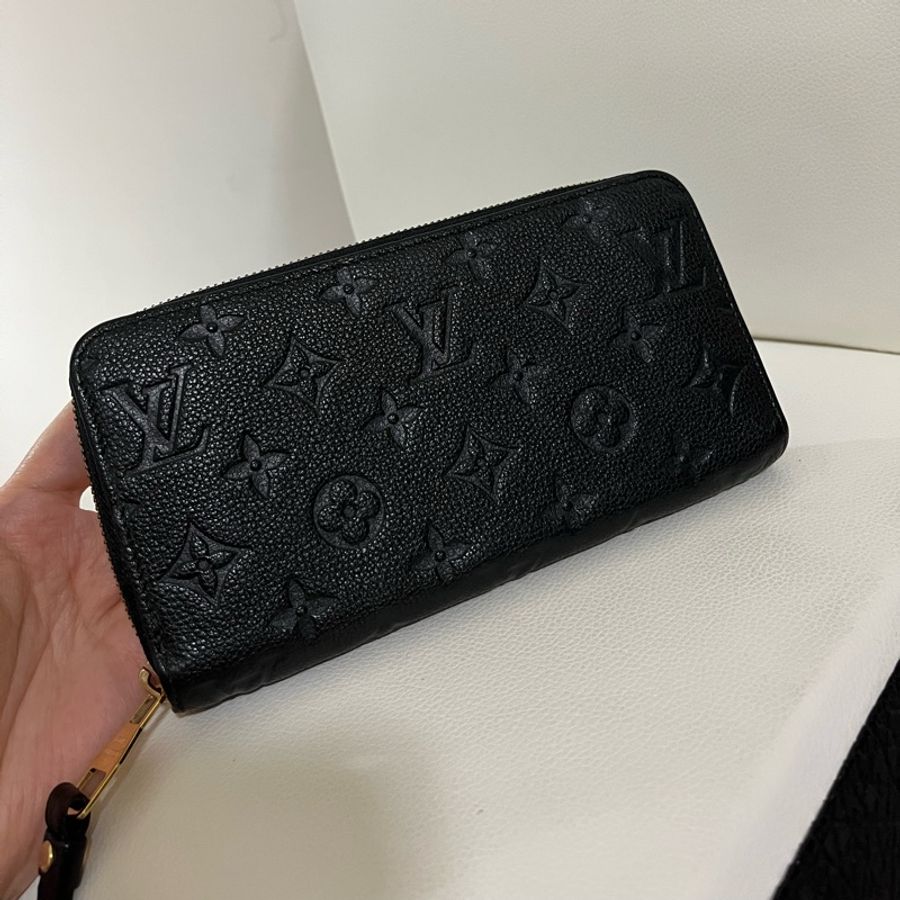 LV 黑色全皮壓紋拉鍊長夾-2
