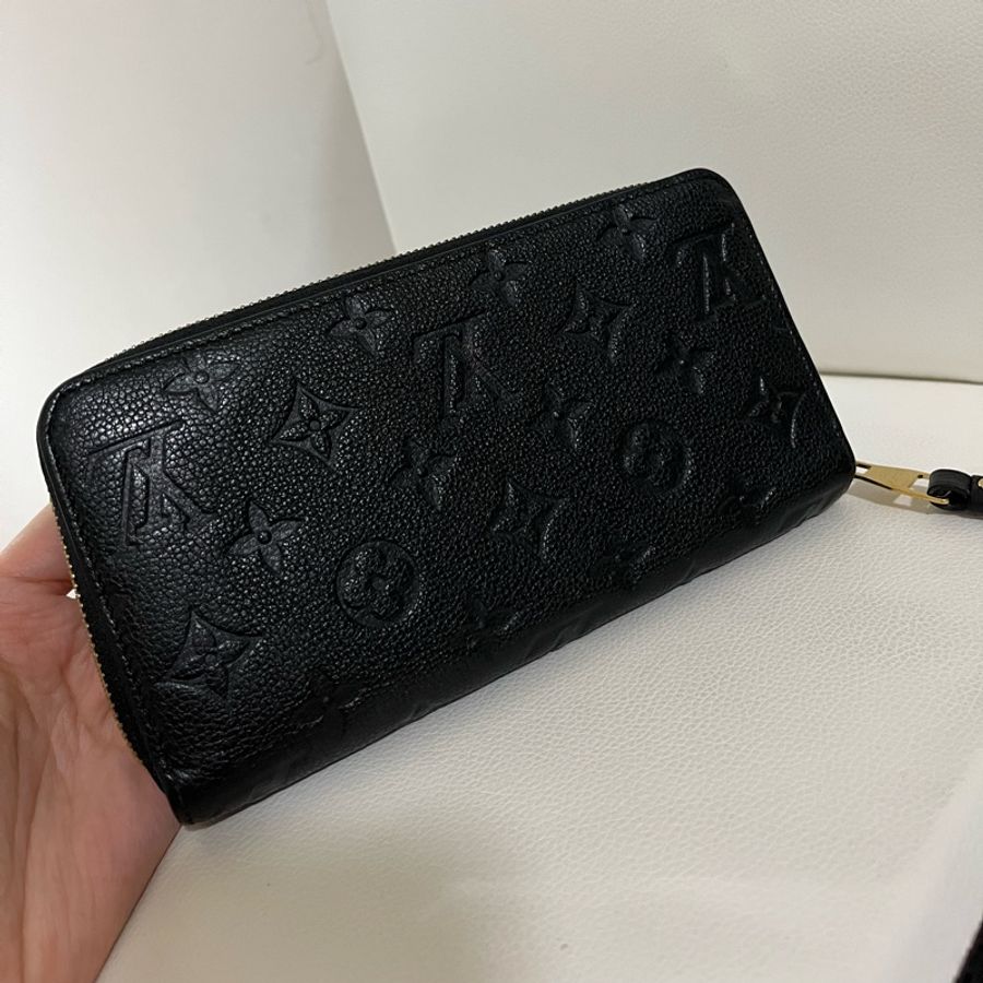 LV 黑色全皮壓紋拉鍊長夾-3