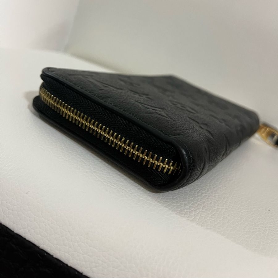 LV 黑色全皮壓紋拉鍊長夾-5