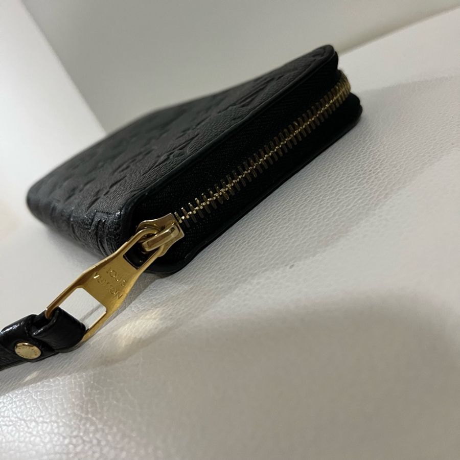 LV 黑色全皮壓紋拉鍊長夾-6