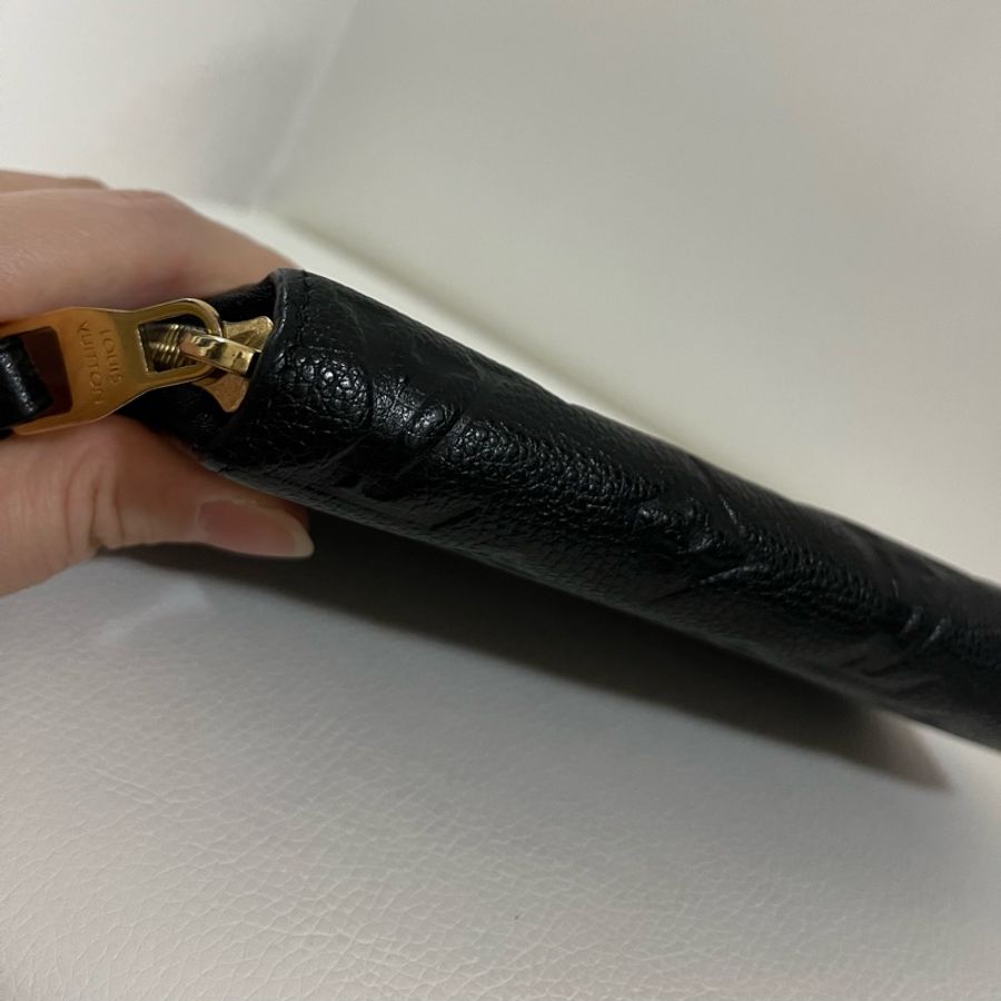 LV 黑色全皮壓紋拉鍊長夾-7