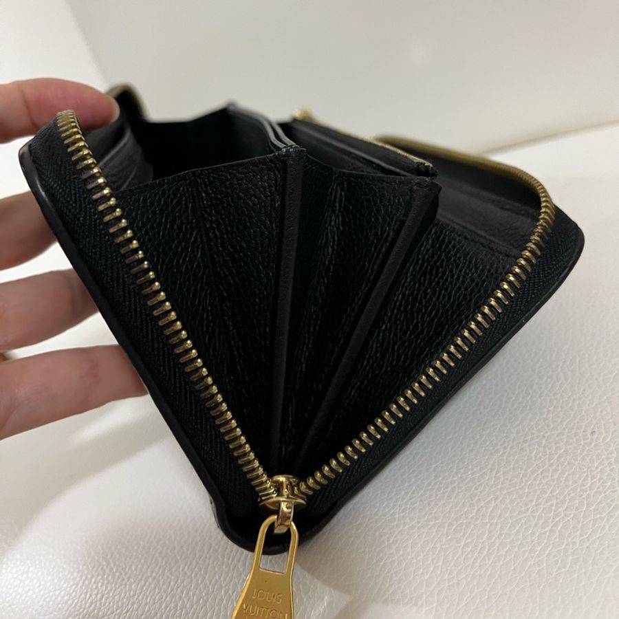 LV 黑色全皮壓紋拉鍊長夾-13