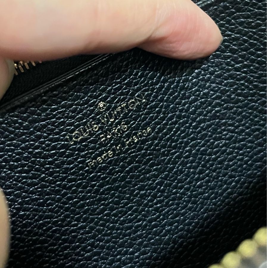 LV 黑色全皮壓紋拉鍊長夾-15