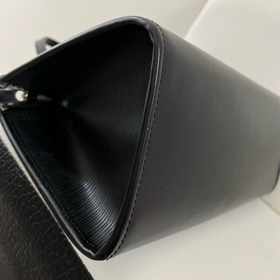 LV EPI 黑色水波紋肩背包-7