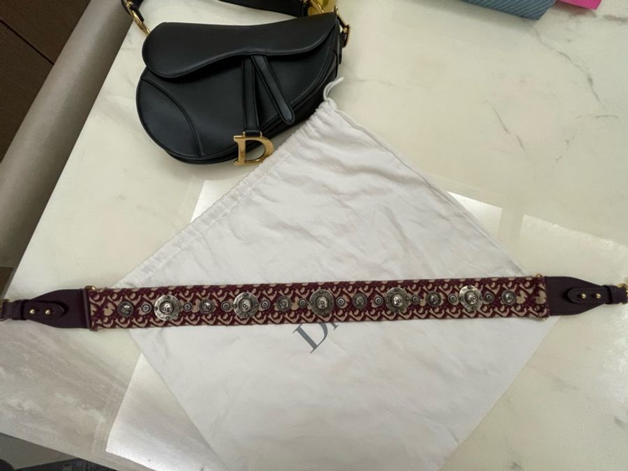 Dior Saddle 迪奧黑色馬鞍包(大款)+ 仿舊酒紅雕花雙面揹帶,皆為櫃上排隊搶購的熱門款-2