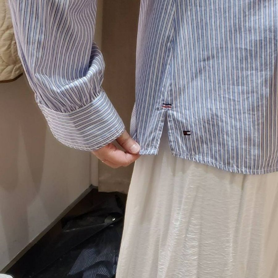 (全新)Tommy Hilfiger (女)休閒風品牌經典配色條紋V領襯衫式上衣-8