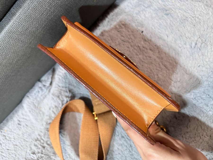 Charles & Keith 小CK肩背包 信封包-3