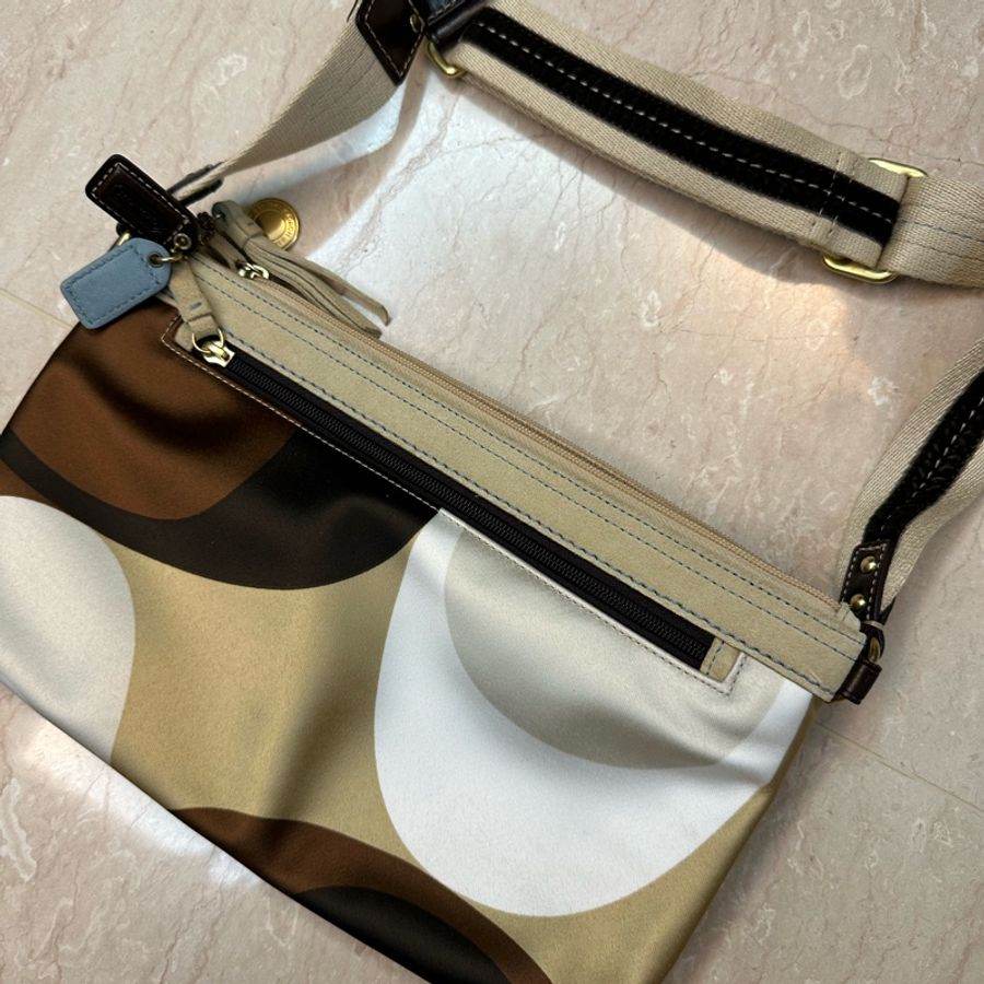 Coach 絲質X雞皮LOGO翻玩肩背小包-1