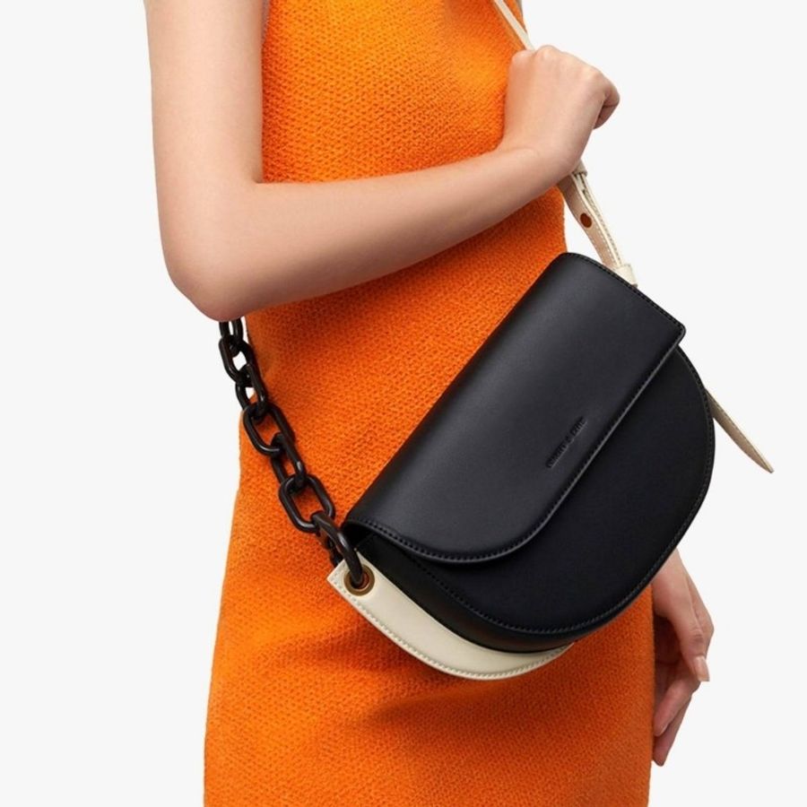 (全新）CHARLES & KEITH 小CK 撞色 壓克力鏈條Alden 半圓斜背包＿黑色官網已完售-0