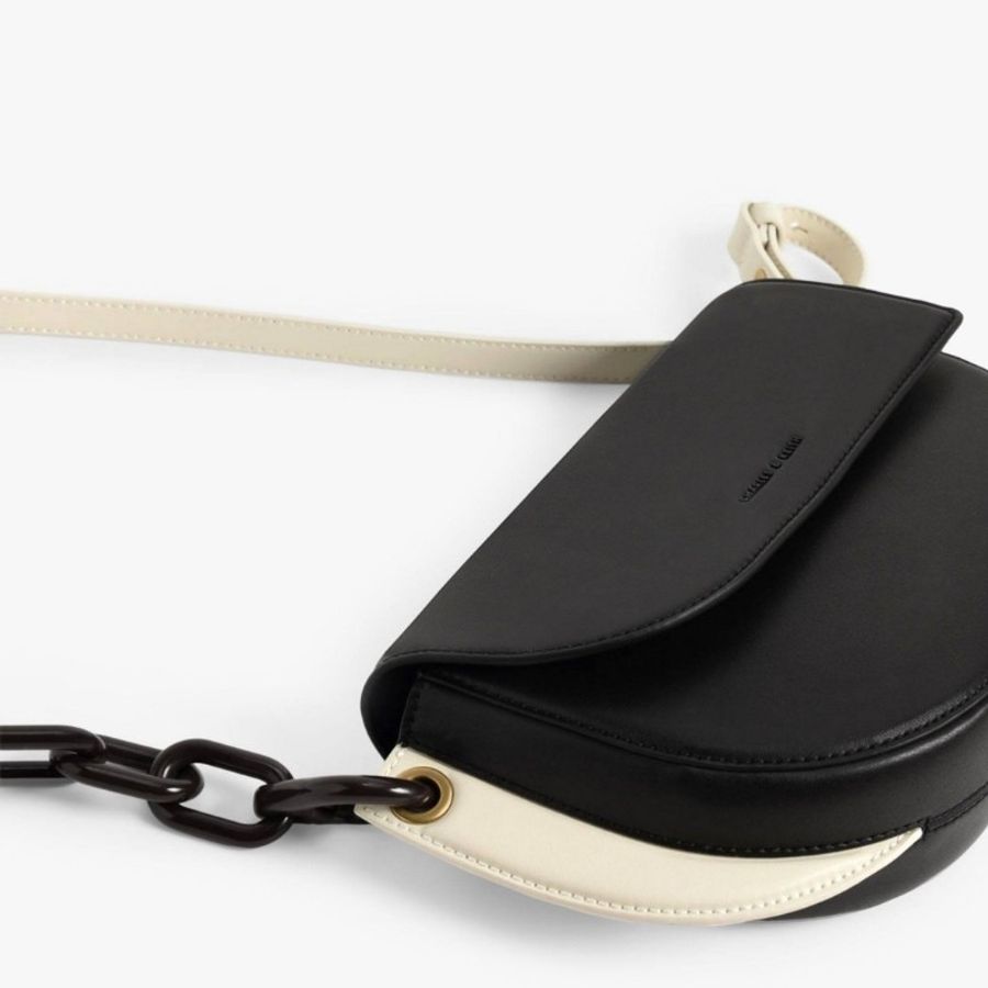 (全新）CHARLES & KEITH 小CK 撞色 壓克力鏈條Alden 半圓斜背包＿黑色官網已完售-1