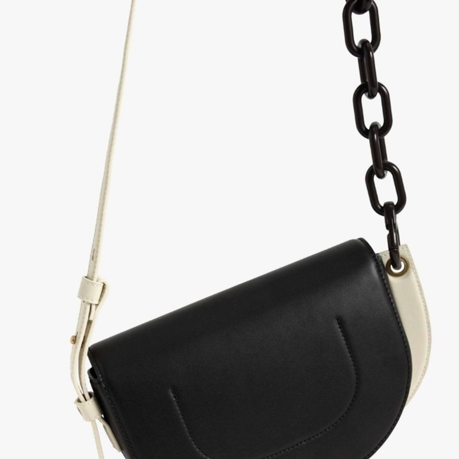 (全新）CHARLES & KEITH 小CK 撞色 壓克力鏈條Alden 半圓斜背包＿黑色官網已完售-3