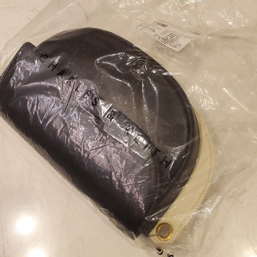 (全新）CHARLES & KEITH 小CK 撞色 壓克力鏈條Alden 半圓斜背包＿黑色官網已完售-7
