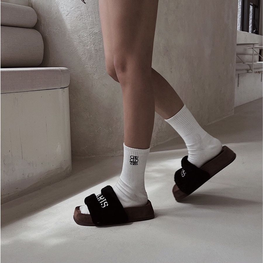 Chuclothes 巨可愛!美式字母毛毛拖 (泰迪棕)-1