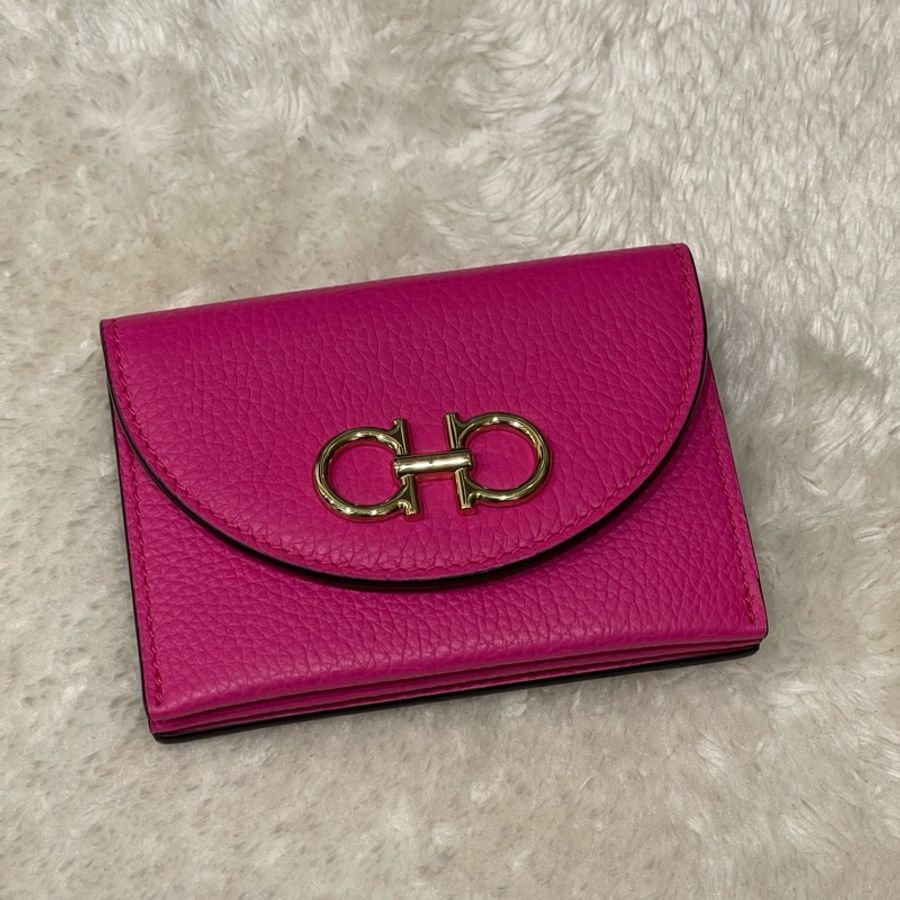 大全配❤️可直接送禮🎁Salvatore Ferragamo GANCINI 馬蹄標誌 荔枝牛皮零錢包/卡片夾(桃紅)附購買憑證🧾-0