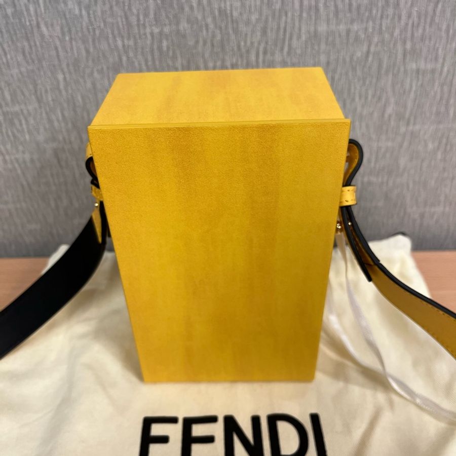 大降價 全新FENDI 紙盒硬殼皮革小包-4